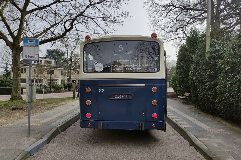Rondrit met museumbussen door Arnhem